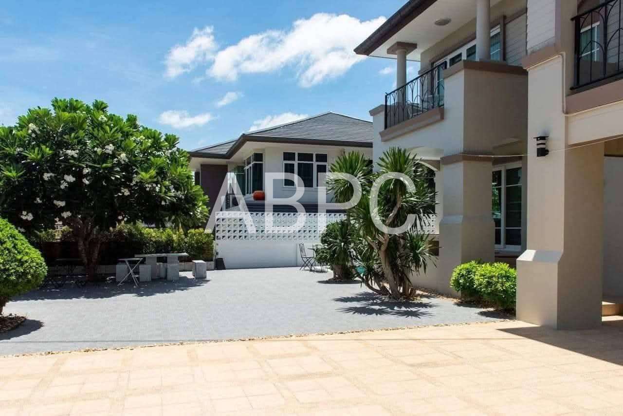 Spacious Pool Villa 4 bedrooms 3 bathrooms in East Pattaya for Sale photo 3