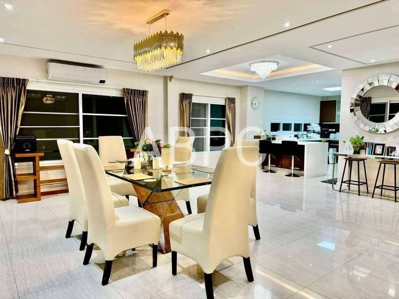 Spacious Pool Villa 4 bedrooms 3 bathrooms in East Pattaya for Sale photo 8