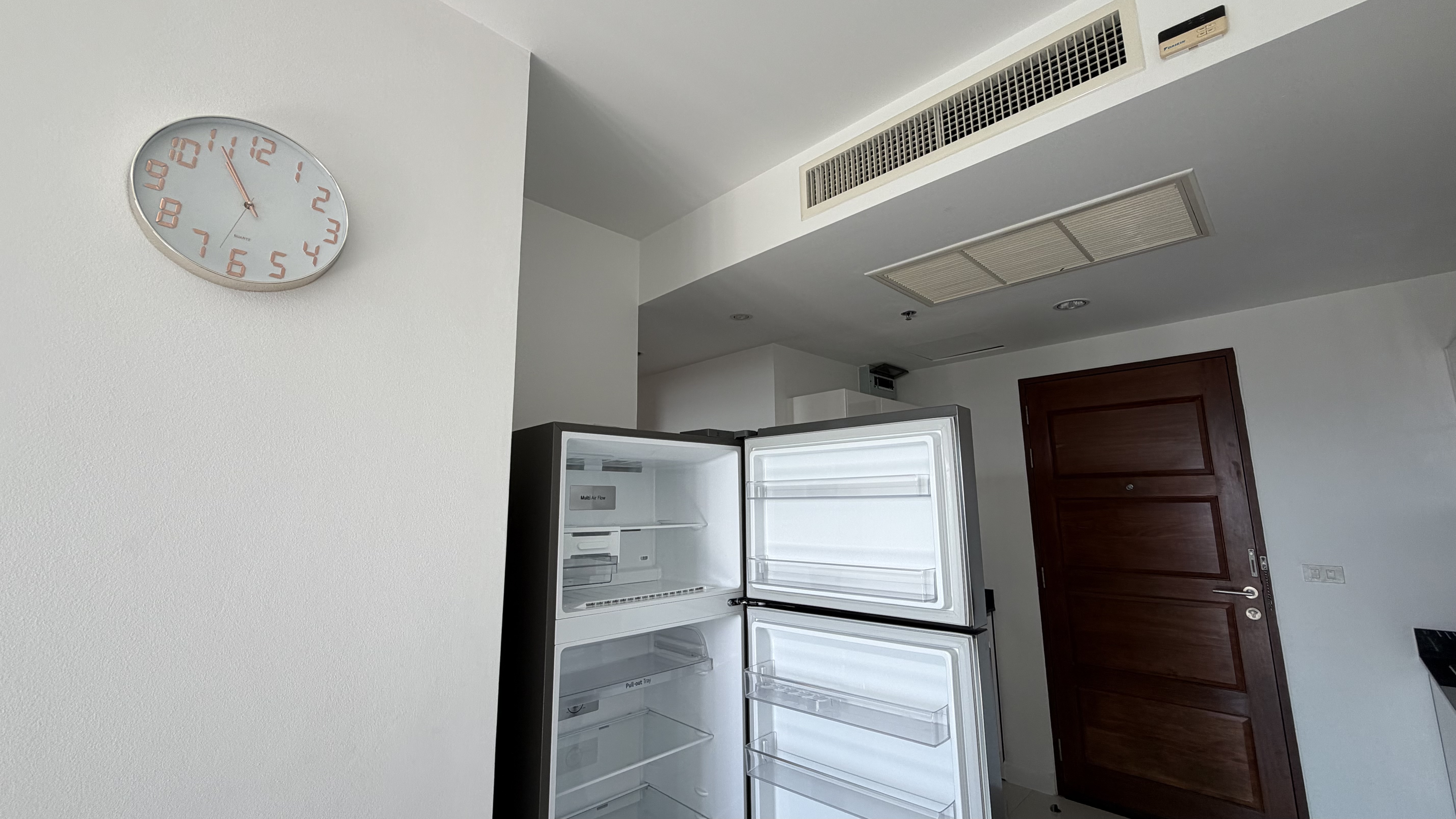 On Bath Bus Route 1 Bedroom Condo For Rent In Prahtamnak photo 16
