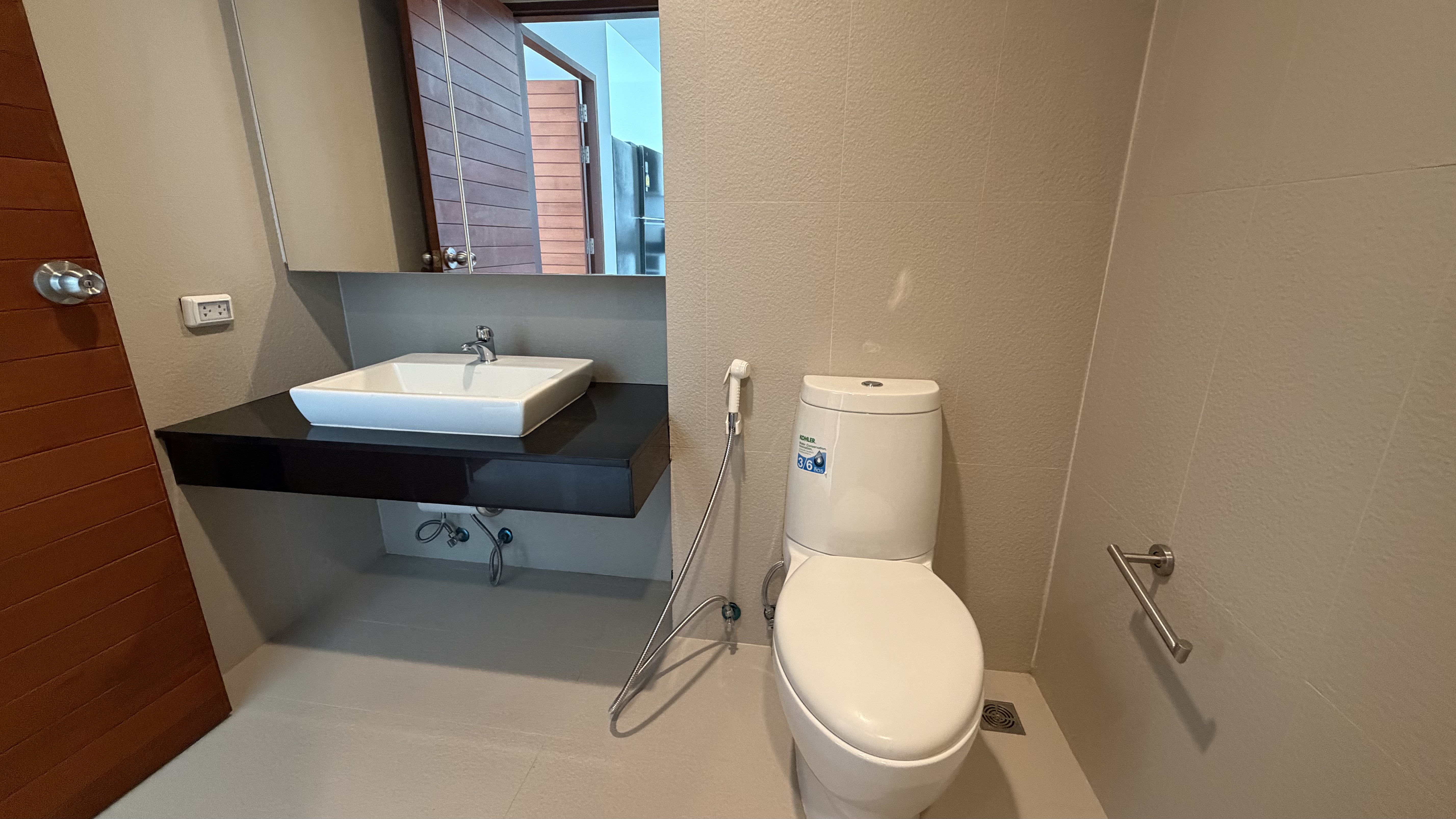 On Bath Bus Route 1 Bedroom Condo For Rent In Prahtamnak photo 18