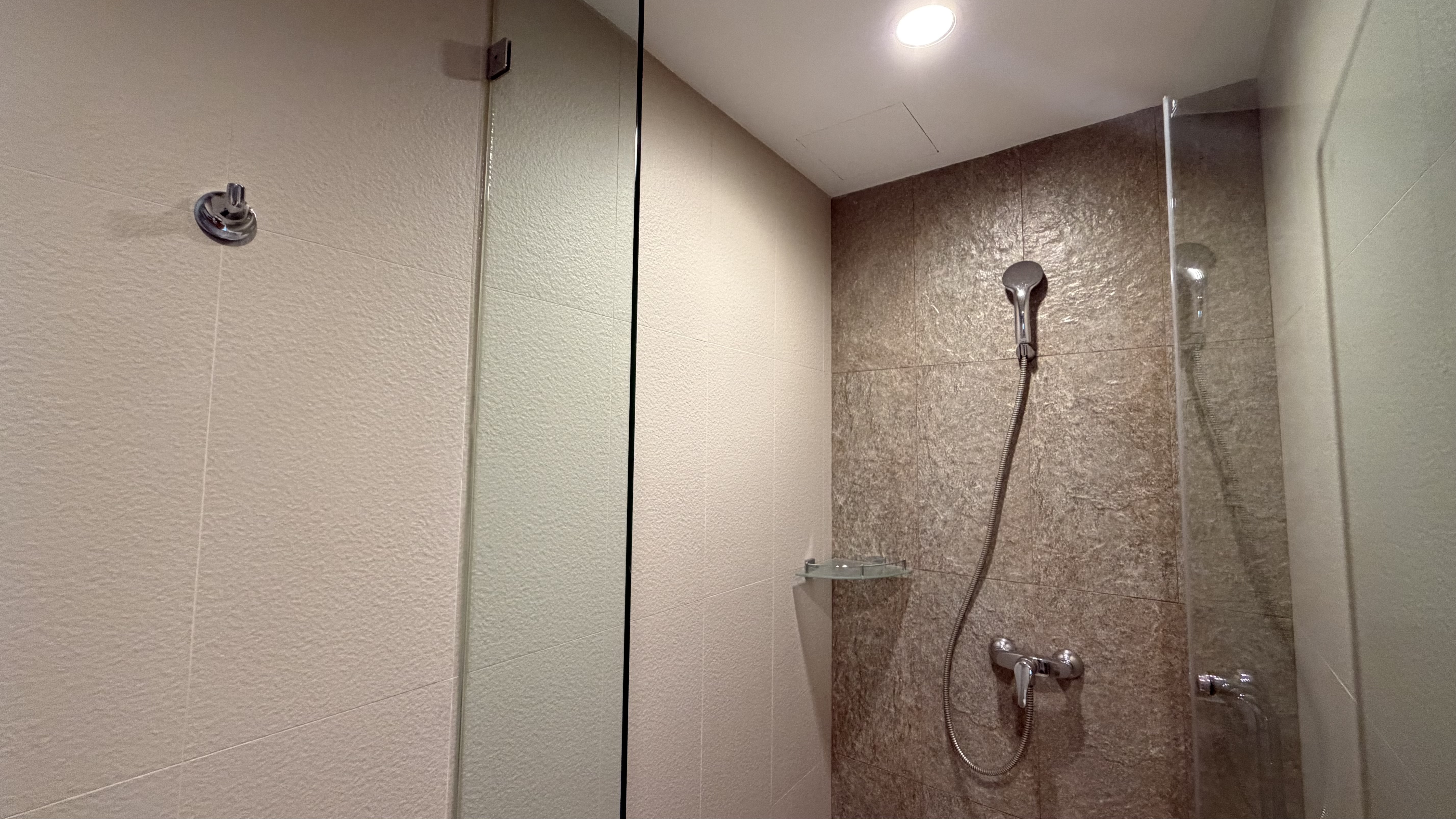 On Bath Bus Route 1 Bedroom Condo For Rent In Prahtamnak photo 19