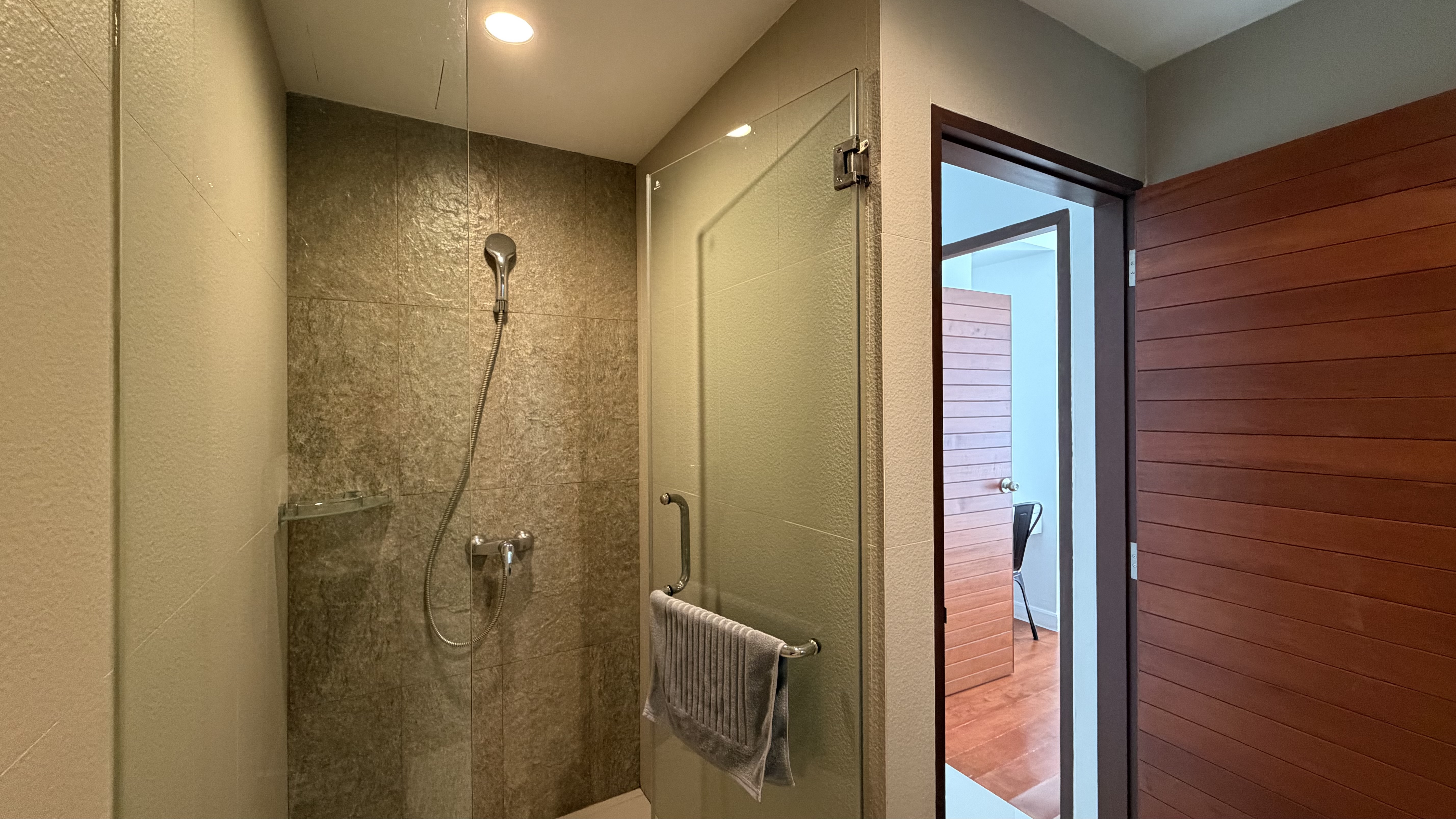 On Bath Bus Route 1 Bedroom Condo For Rent In Prahtamnak photo 20