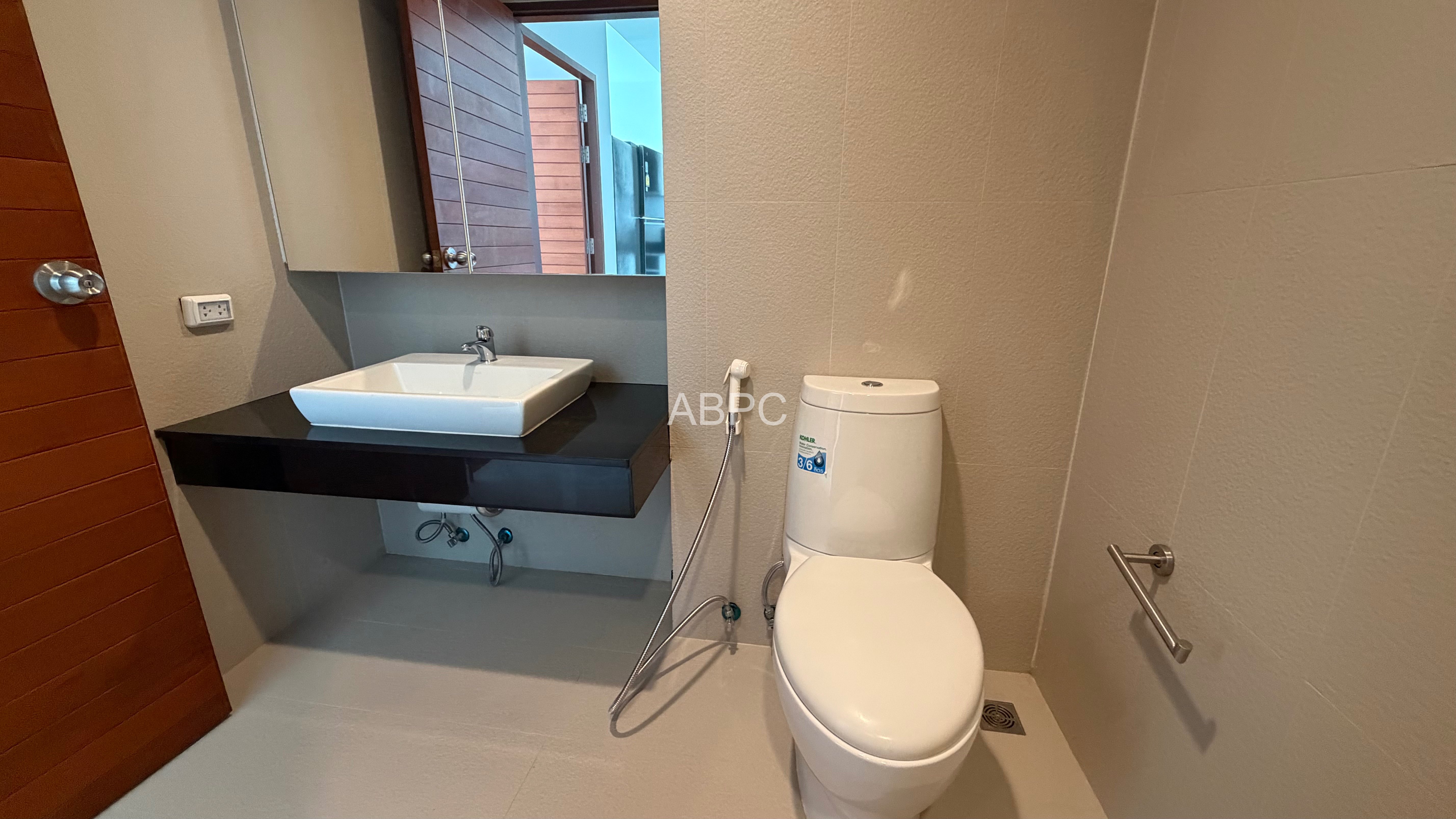 On Bath Bus Route 1 Bedroom Condo For Rent In Prahtamnak photo 8