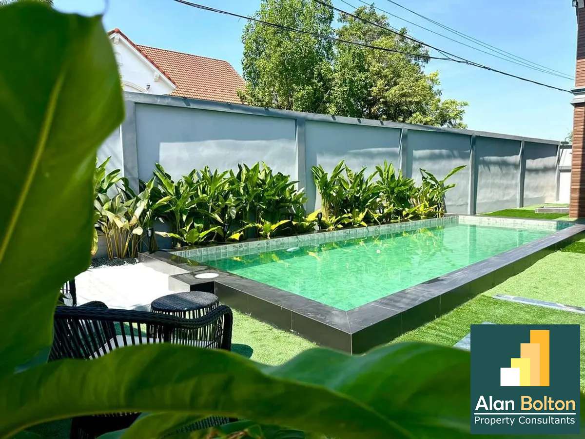5 Bedroom 4 Bathroom Pool Villa in East Pattaya Village