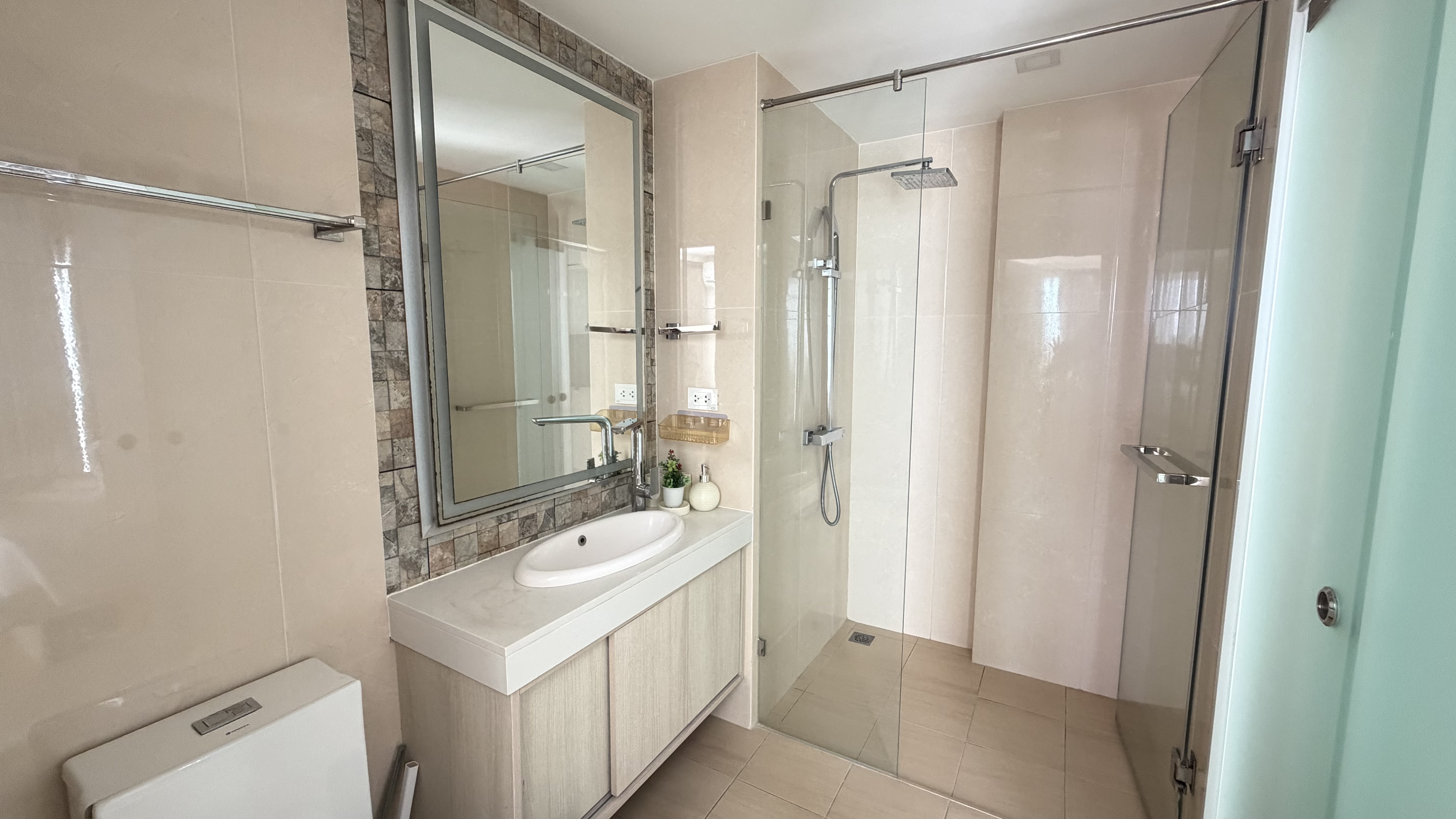 One bedroom condominium for rent in South Pattaya photo 26