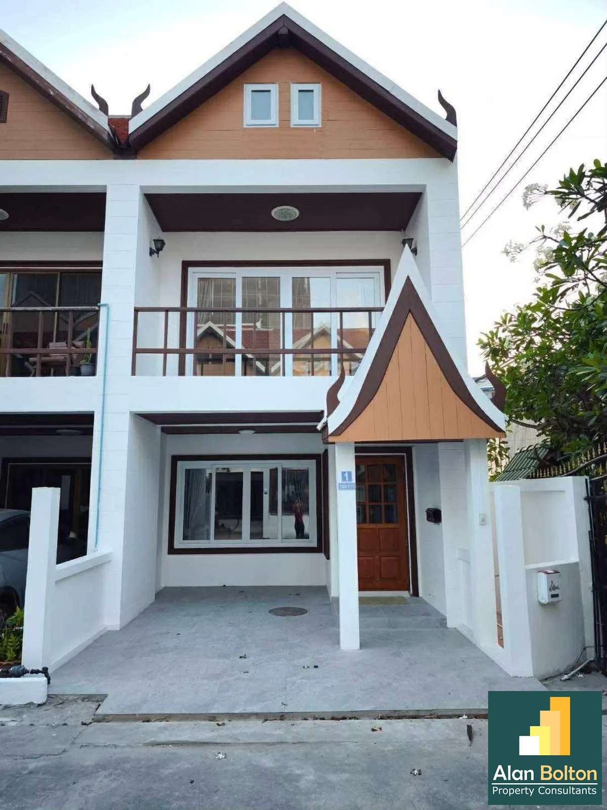 Newly Renovation Townhouse 3 story 4 beds 5 baths in Pratamnak for RENT
