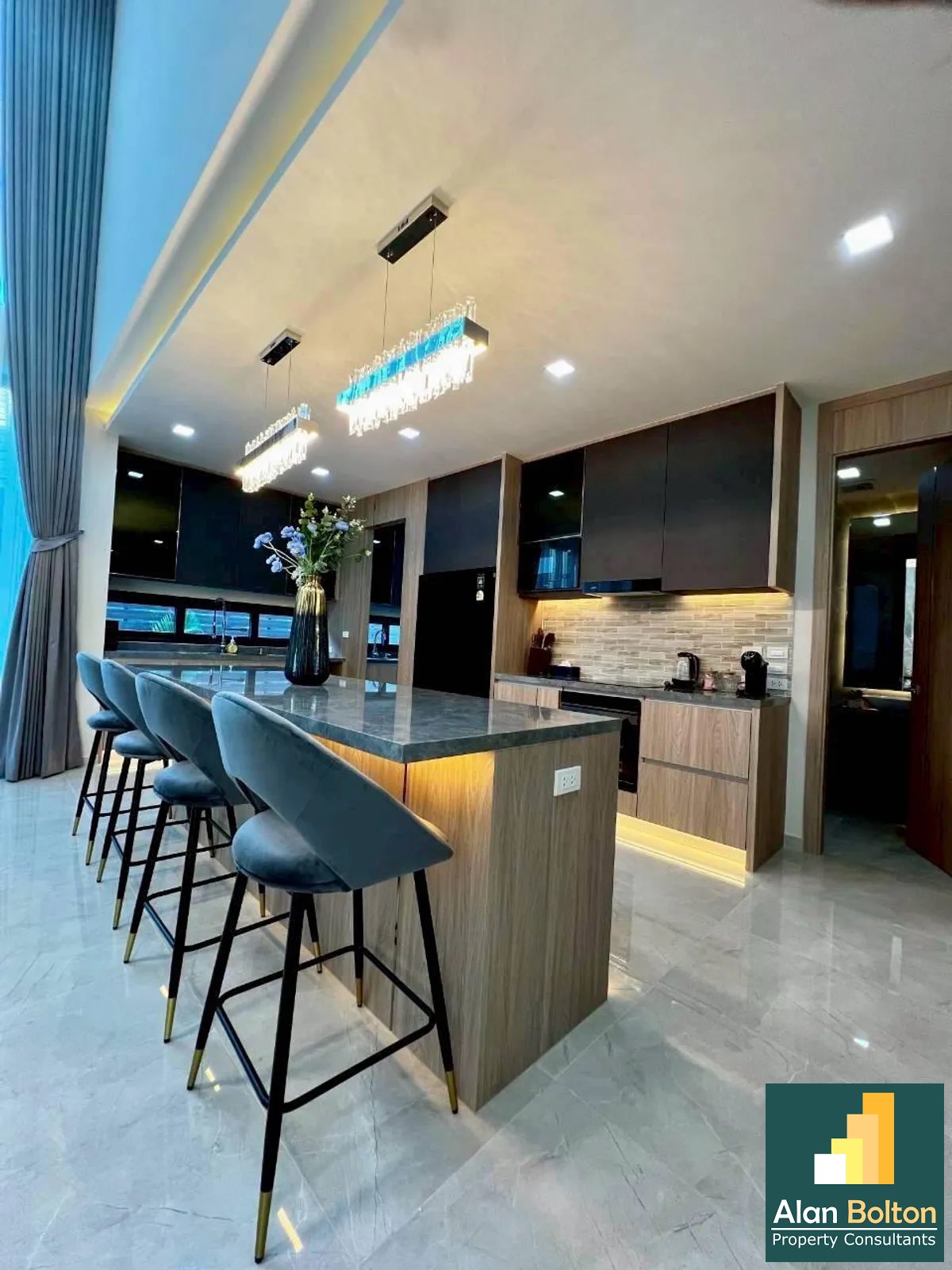 Brand New Modern Luxury 5 Bed 6 Bath Pool Villa In East Pattaya 
