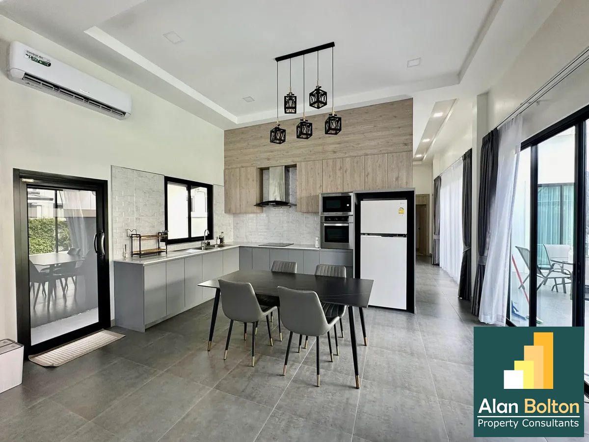 3 Bedroom 4 Bathroom in East Pattaya photo 12