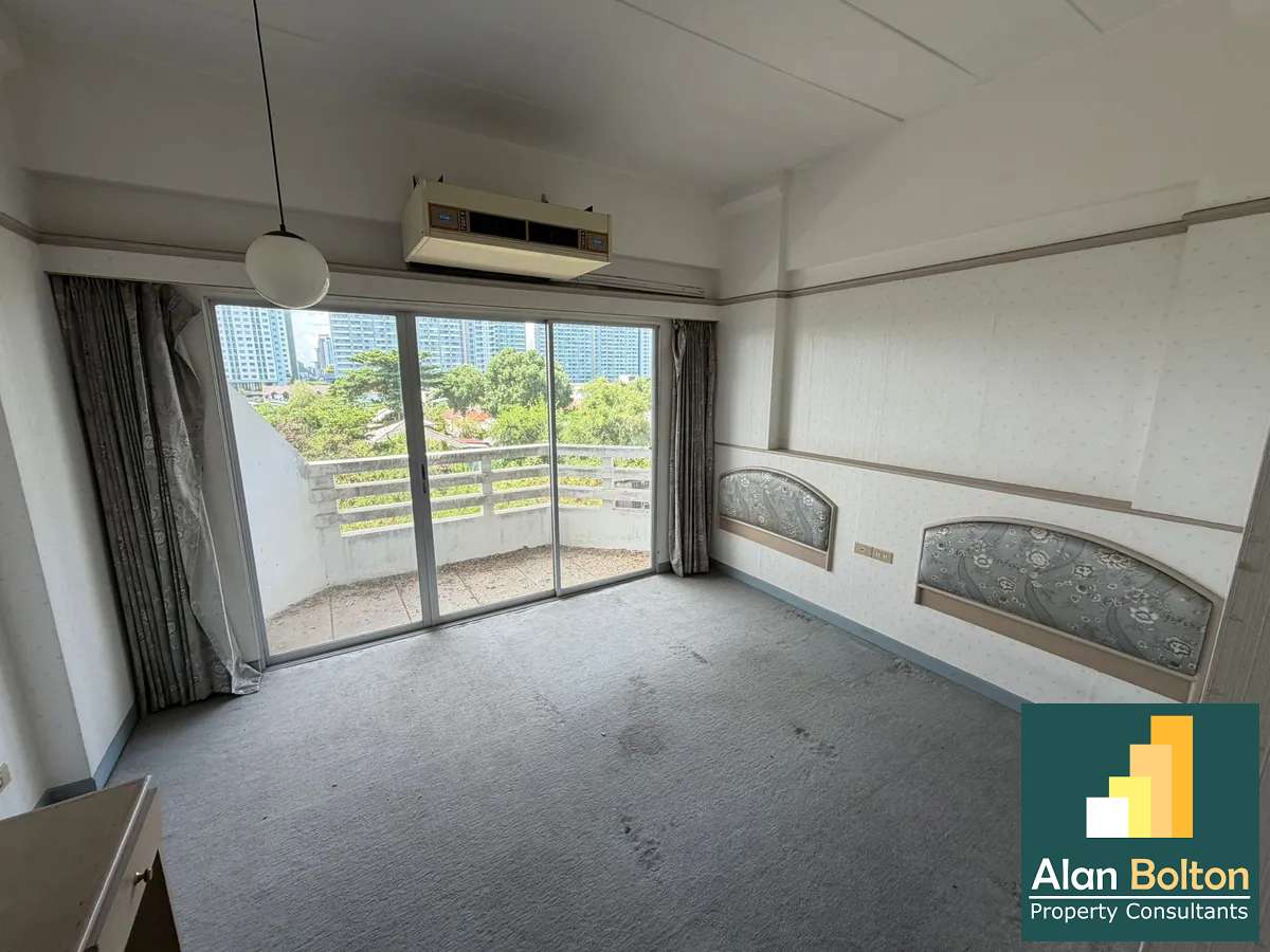 Cheap Jomtien Studio Ripe for Renovation photo 3