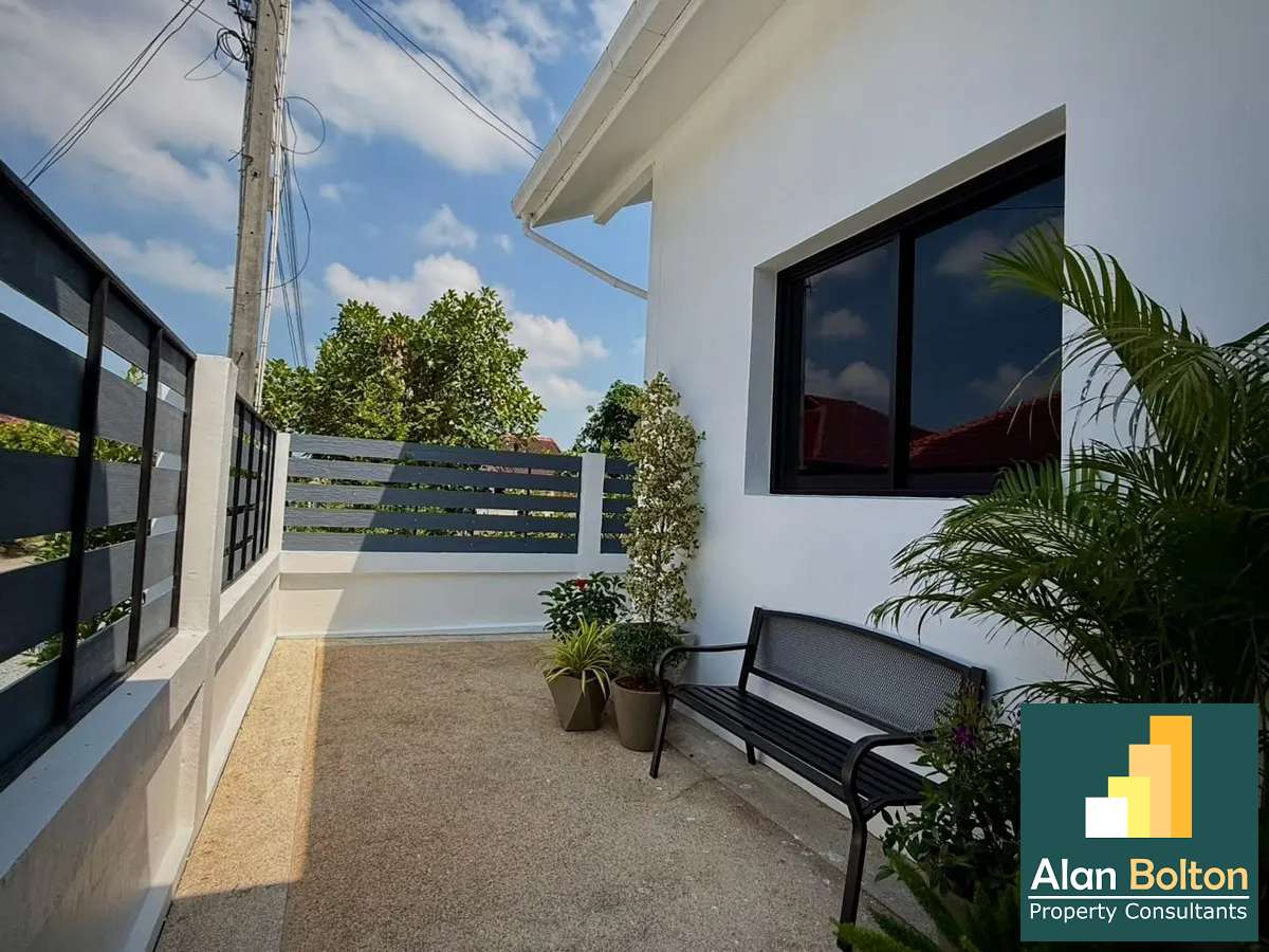 Modern pool villa for sale photo 3
