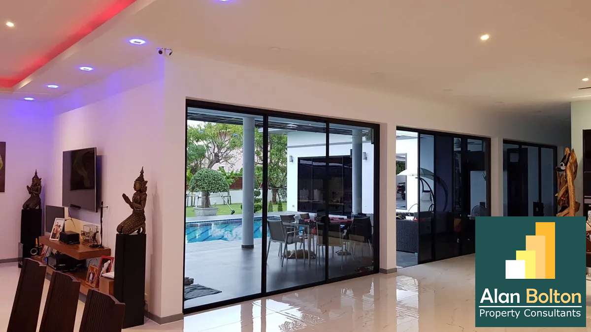 Pool villa 4 Bedrooms 5 Bathrooms in East Pattaya photo 10