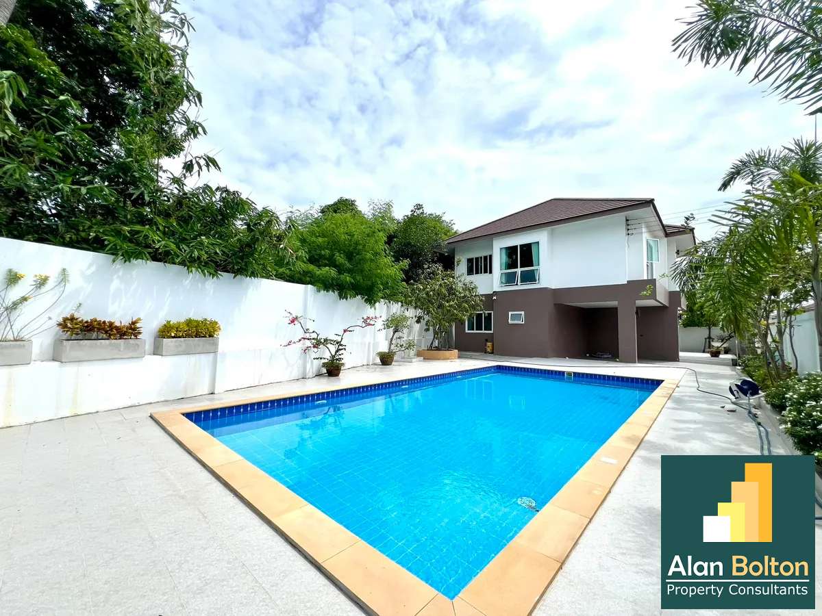 5 Bedroom 4 Bathroom villa with a swimming pool