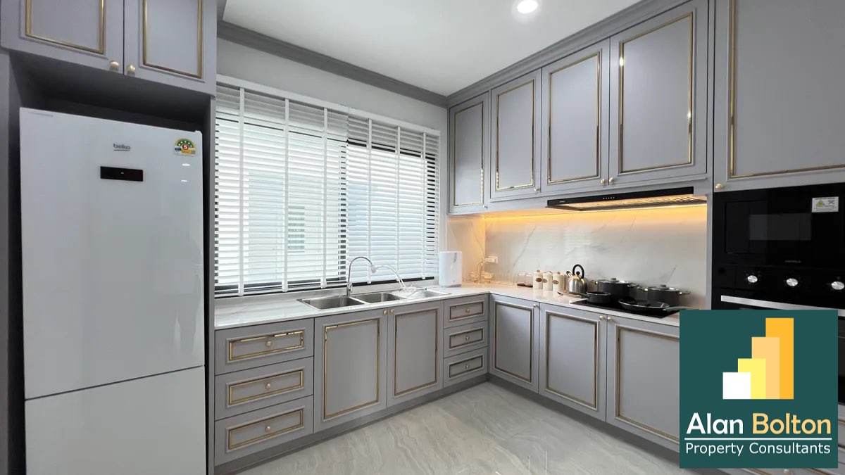 Luxury 4 bedrooms 5 bathrooms in East Pattaya photo 9