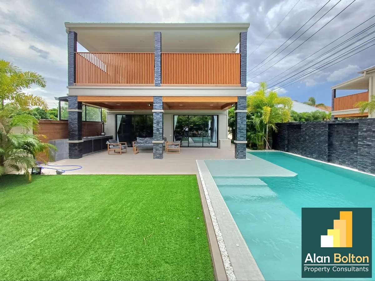 Luxury Brand New Pool Villa 4 bedrooms 6 bathrooms in Mabprachan Lake for SALE/RENT