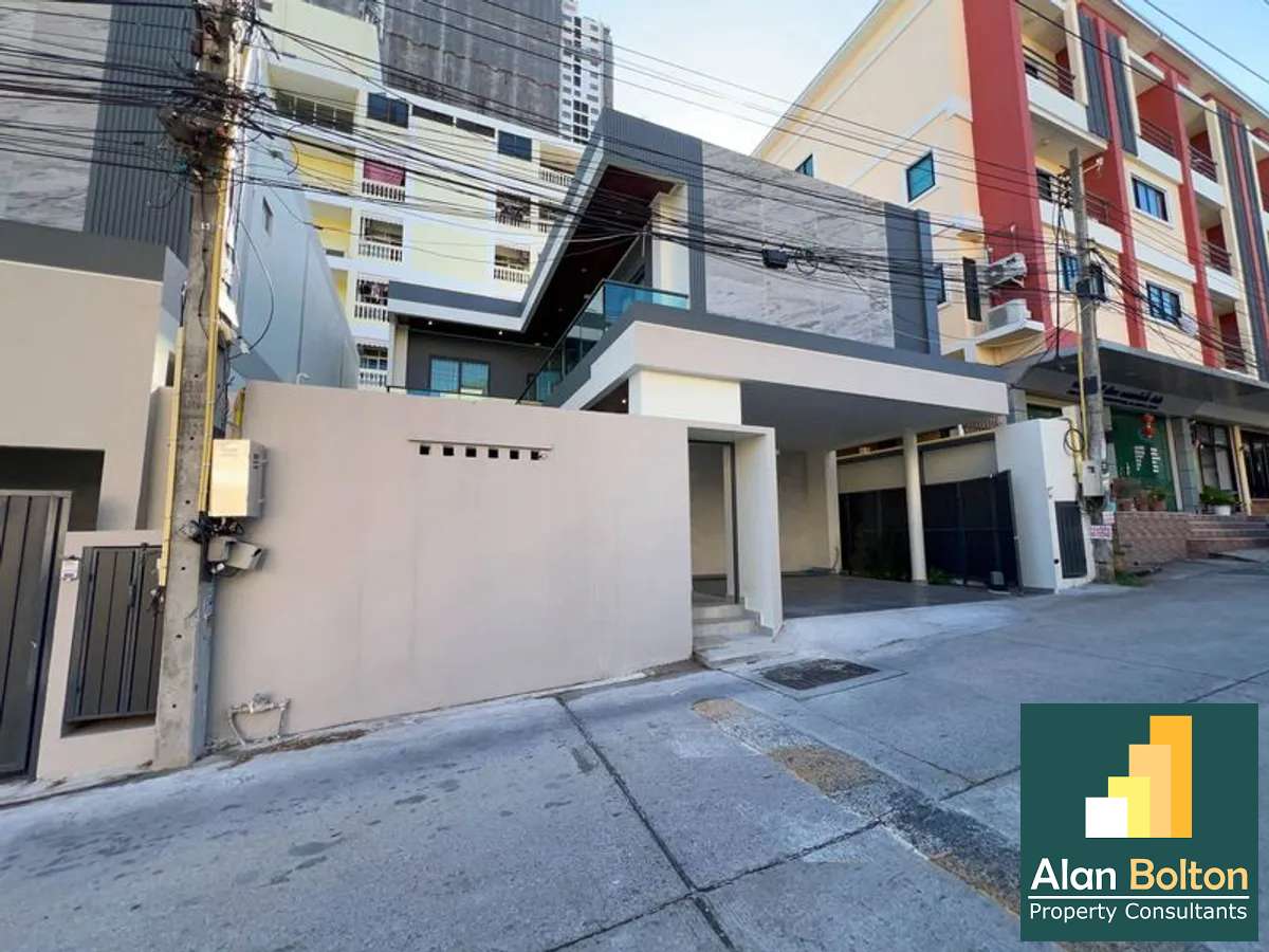 4 bedroom 5 bathroom in Thappraya soi 11 photo 3