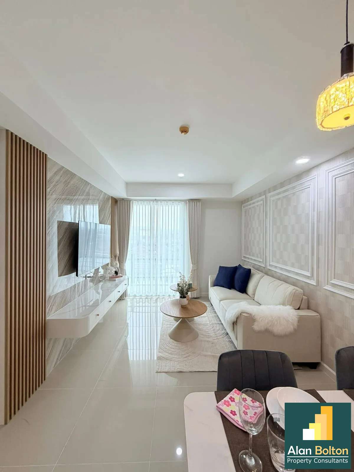 Beautiful Renovated Condo For Sale In East Pattaya คอนโดตกแต่งใหม่ พร้อมดูแลเรื่องกู้
