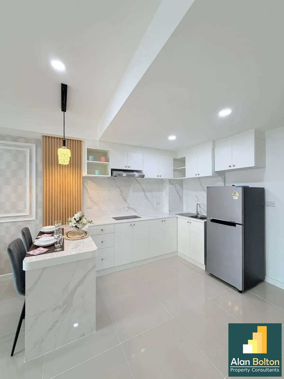 Beautiful Renovated Condo For Sale In East Pattaya คอนโดตกแต่งใหม่ พร้อมดูแลเรื่องกู้ photo 13