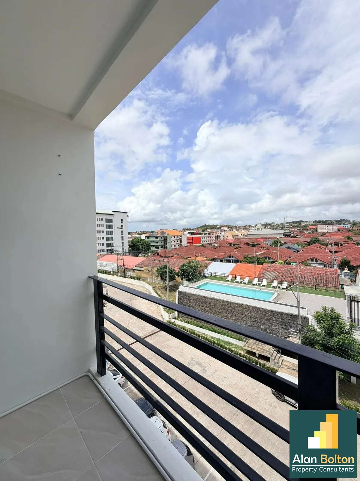 Beautiful Renovated Condo For Sale In East Pattaya คอนโดตกแต่งใหม่ พร้อมดูแลเรื่องกู้ photo 9