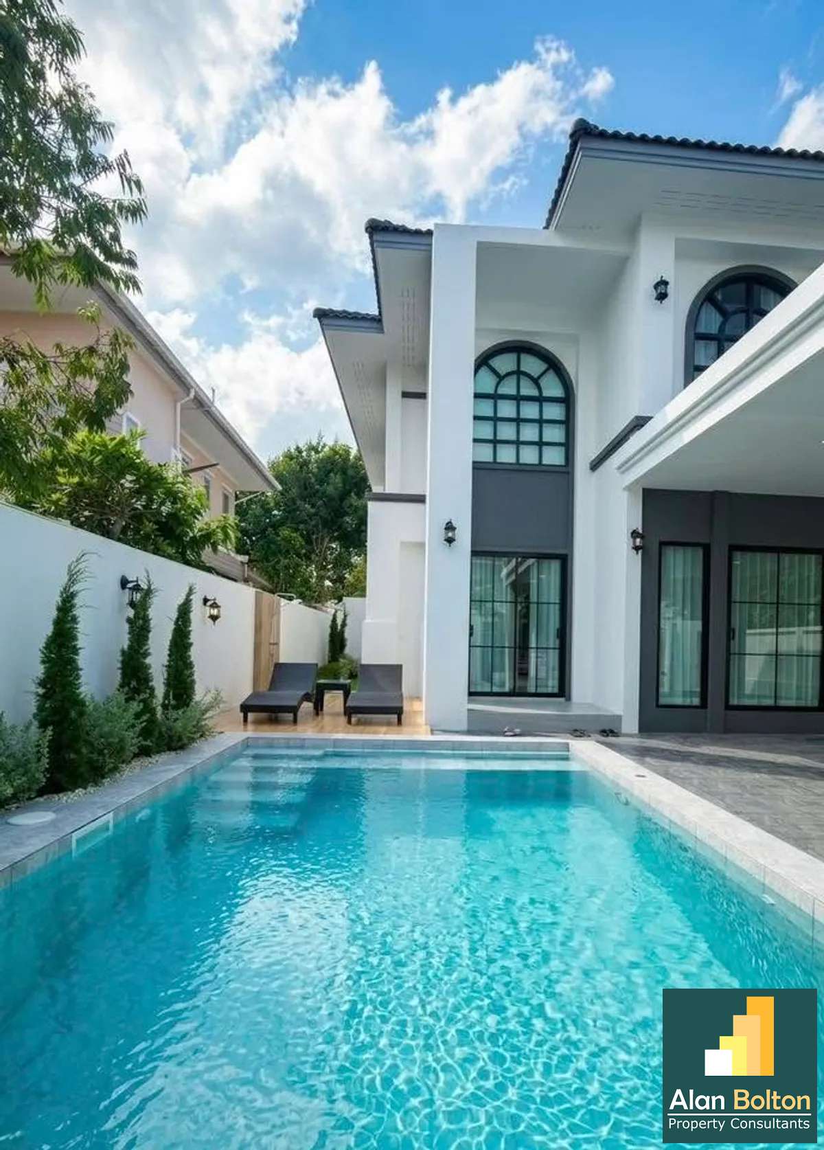 Pool Villa Newly Renovatged Brand New near Jomtien Beach 5 bedrooms 6 bathroom in Jomtien for SALE